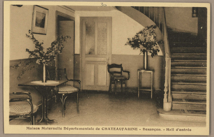 Maison Maternelle Départementale de Châteaufarine - Besançon. - Hall d'entrée [image fixe] , Besançon : Les Editions C. L. B., 1930/1950
