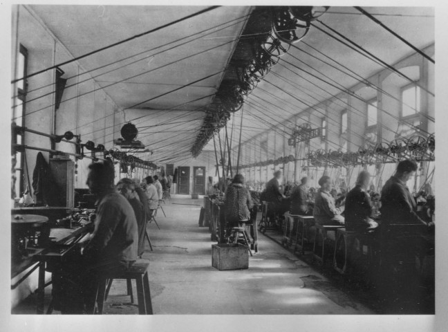 39MDT526 - Vue d'un atelier mécanique (usine non identifiée) : négatif (noir et blanc).