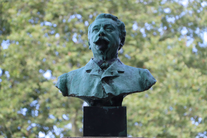 Buste ; Monument à Élisée Cusenier