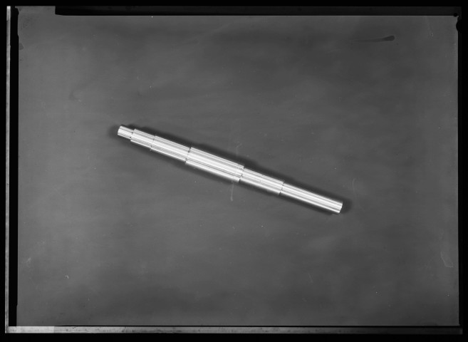 39MDT308 - Pièces détachées d'horlogerie : négatif (noir et blanc).