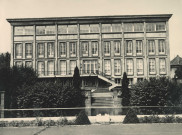 Vue de l'usine Dodane : 2 photographies en noir et blanc (années 1950).