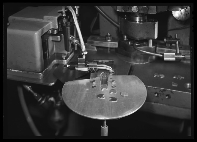 39MDT343 - Vue rapprochée du poste de travail d'alimentation des presses : négatif (noir et blanc).