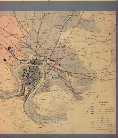 Plan de Besançon indiquant la distribution d'eau dans la ville et les chemins vicinaux classés. Plan au 1/10 000ème dressé par M. Delacroix (architecte de la Ville) et M. Noiret (ingénieur-voyer) le 30 avril 1878.
