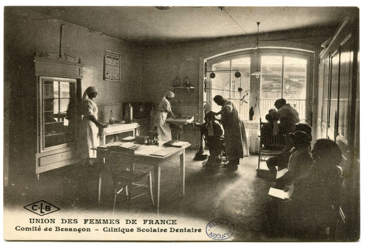 Union des femmes de France. Comité de Besançon - Clinique Scolaire Dentaire [image fixe] , Besançon : Etablissements C. Lardier ; C.L.B, 1914/1930