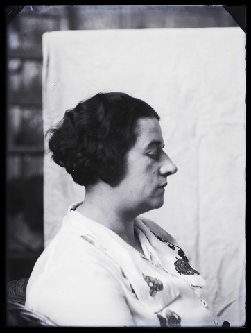 Femme au corsage brodé vue à mi-corps, profil droit