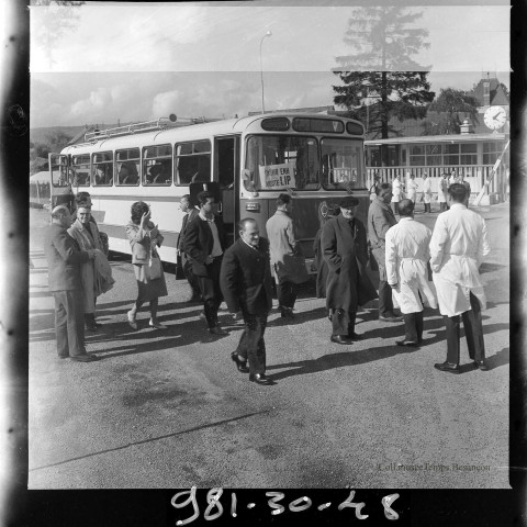39MDT440 - Visite de l'usine Lip de Palente à l'occasion du centenaire de l'Ecole Nationale d'Horlogerie, arrivée d'un car devant l'entrée principale : négatif (noir et blanc).