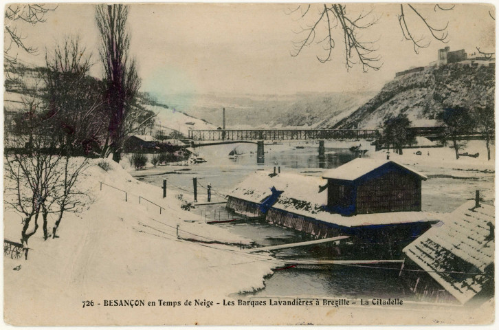 Série de cartes postales du Doubs en hiver : Doubs enneigé et glacé avec patineurs.