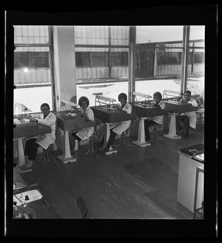 39MDT25 - Usine de Palente, atelier de montage : négatif (noir et blanc).