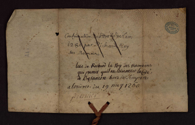 - Lettres de Pierre Cappochi, cardinal diacre du titre de St Georges au Velabre, légat du St Siège, défendant d'évoquer devant un autre tribunal les procès entamés devant la justice de l'archevêque de Besançon (Besançon, 15 juin 1254). - Lettres patentes de l'empereur Richard de Cornouailles s'engageant à ne jamais distraire Besançon de la mouvance de l 'Empire (Londres, 19 mai 1260)
Numérisé. - Accord passé entre Jean de Chalon, Seigneur d'Arlay et les citoyens de Besançon au nom de l'empereur Rodolphe de Habsbourg qui garantit les droits et franchises de la ville (3 juin 1290) *
Numérisé. - Confirmation des privilèges par l'empereur Adolphe de Nassau le 22 septembre 1296 : deux vidimus du 14 septembre 1434 - Lettres de créances par lesquelles les citoyens de Besançon accréditent Pierre Bélier en qualité de procureur, pour demander à l'empereur Albert 1er confirmation des privilèges de la cité et rémission des griefs que lui et ses prédécesseurs ont pu avoir contre la ville : minute, 25 avril 1307 - Procuration donnée par l'empereur Albert 1er à Thiébaud de Hasembourg pour recevoir le serment d'hommage et de féauté de la ville de Besançon (Spire, 7 mai 1307) - Confirmation générale des privilèges de la ville par l'empereur Albert 1er : il l'absout de tous les griefs qu'avaient contre elle l'empereur Rodolphe son père et ses prédécesseurs (Spire, 7 mai 1307) * cf. Castan, origines de la Commune de Besançon : pièces justificatives n° XXII.