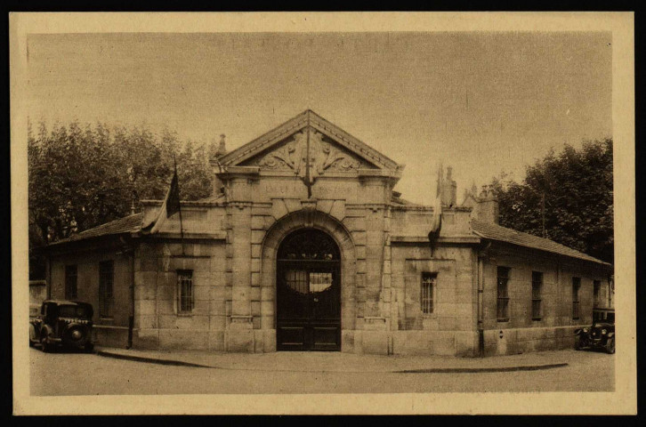 Besançon. - Lycée Pasteur. Entrée du Lycée Pasteur [image fixe] , Levallois-Paris : Editions Universitaires Tourte et Petitin, 1925/1940