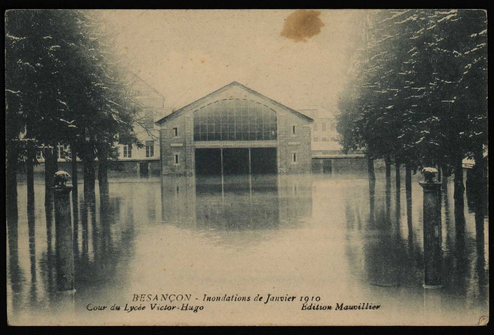 Besançon - Inondations de Janvier 1910 - Cours du Lycée Victor Hugo. [image fixe] , Besançon : Editions Mauvillier, 1904/1910