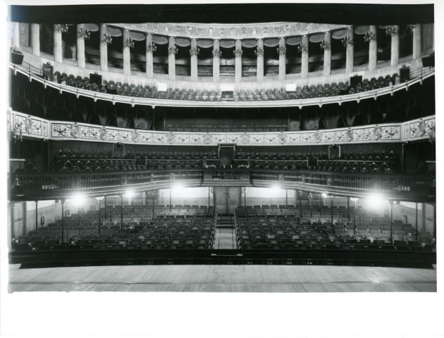 Théâtre municipal : 3 photographies en noir et blanc (2 en doubles exemplaires) de la salle avant l'incendie de 1958 ; 18 photographies en noir et blanc du bâtiment, de la toiture, de la salle, de la scène et des coulisses après sa reconstruction en 1959 (1959) ; factures (1990-1991).
Dépôt de décors du théâtre au 1 rue Mairet, réfection de la couverture : dossier de marché n°107 de 1988, plans (1988).