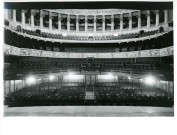 Théâtre municipal : 3 photographies en noir et blanc (2 en doubles exemplaires) de la salle avant l'incendie de 1958 ; 18 photographies en noir et blanc du bâtiment, de la toiture, de la salle, de la scène et des coulisses après sa reconstruction en 1959 (1959) ; factures (1990-1991).
Dépôt de décors du théâtre au 1 rue Mairet, réfection de la couverture : dossier de marché n°107 de 1988, plans (1988).
