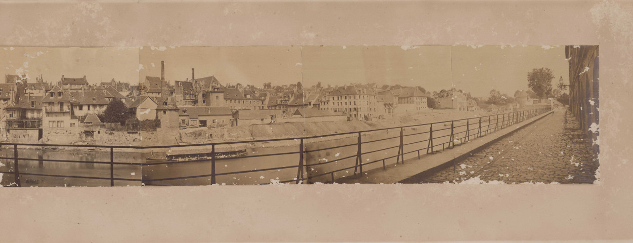 Photographie panoramique de l'actuel quai de Strasbourg prise depuis le quai Vauban vers 1860.