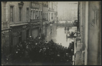 MAUVILLIER, Emile. Besançon. Inondations janvier 1910, Grande Rue, en direction du pont Battant [carte postale d'après la photo PH 282]