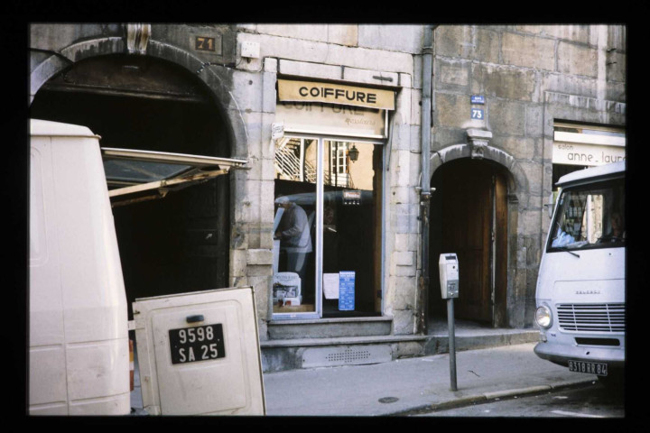 Diaporama sur des vitrines de commerces du quartier Battant.