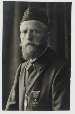 Henri Binet aumônier volontaire détaché au 173e R.I / Photographie J Cibrario fils Soissons.- Soissons : J Cibrario fils