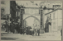 Besançon - Fêtes des 13, 14 et 15 Août 1910 - Décorations Avenue Argent. [image fixe] , 1904/1910