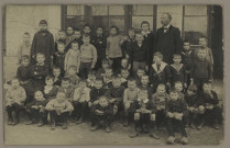[Besançon. Ecole de garçons de Saint-Claude. Photographie de classe] [image fixe] , 1904-1920