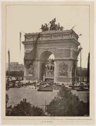Aspect de l'Arc de Triomphe et de ses abords pendant la journée du dimanche 31 mai [image fixe] / (Reproduction par SGAP d'une photographie de M. Degenne.) , 1885