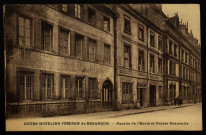 Cours hôtelier féminin de Besançon. - Façade de l'Ecole et Palais Granvelle [image fixe] , Besançon : Les Editions C. L. B., 1916/1920