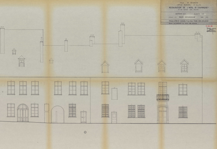 Hôtel de Champagney (37 rue Battant). - Restauration (acquis par la ville) : plans de relevé d'état des lieux (1984), état des surfaces habitables, notice architecturale, plans (1982), reportage photographique avant travaux (photocopies).