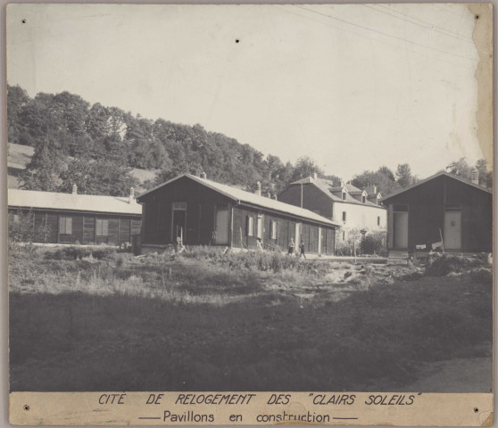 Bâtiments communaux, bâtiments scolaires, équipements du service des eaux et de l'assainissement, travaux d'urbanisme et de voirie : tirages photographiques positifs noir et blanc collés sur support bois (documents non datés, années 1950-1960) :
- cité de Palente, esquisse (2 pièces)
- "le logis bisontin", aménagement d'un lotissement (6 pièces)
- cité de relogement des Clairs Soleils, construction de bâtiments préfabriqués (3 pièces)
- cité de relogement des Clairs Soleils, aménagement de la voirie (1 pièce)
- construction de logements avenue Gaulard, bâtiment D. de Hugo (3 pièces)