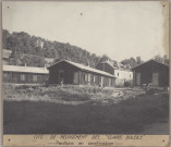 Bâtiments communaux, bâtiments scolaires, équipements du service des eaux et de l'assainissement, travaux d'urbanisme et de voirie : tirages photographiques positifs noir et blanc collés sur support bois (documents non datés, années 1950-1960) :
- cité de Palente, esquisse (2 pièces)
- "le logis bisontin", aménagement d'un lotissement (6 pièces)
- cité de relogement des Clairs Soleils, construction de bâtiments préfabriqués (3 pièces)
- cité de relogement des Clairs Soleils, aménagement de la voirie (1 pièce)
- construction de logements avenue Gaulard, bâtiment D. de Hugo (3 pièces)