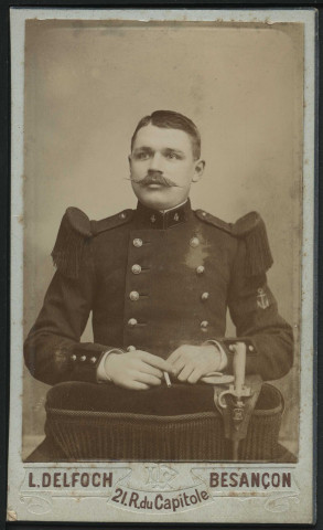 Delfoch, L.. Militaire du 4e RA de Besançon (avec épée et ancre sur la manche)