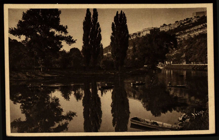 Besançon (Doubs) - Le Doubs au pied de la Citadelle [image fixe] , Paris : "Les Editions d'Art Yvon" Paris. 15, rue Martel., 1914/1930