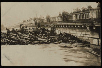 Besançon - Inondations de Janvier 1910 - Pont de la République - Sauvetage des bois de la Papeterie [image fixe] , Besançon : Mosdier, édit. Besançon, 1904/1910