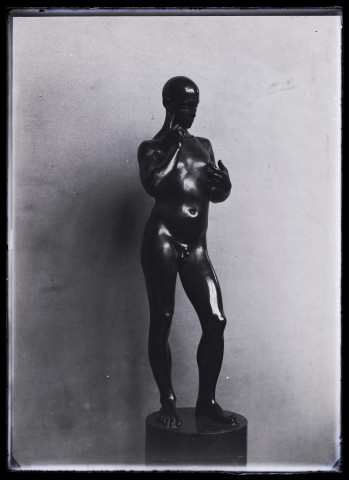 Statuette en bronze d'un homme nu, le doigt de la main droite posé sur sa joue