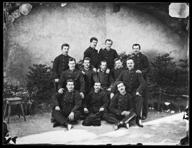 Portrait d'un groupe de militaires dans un jardin