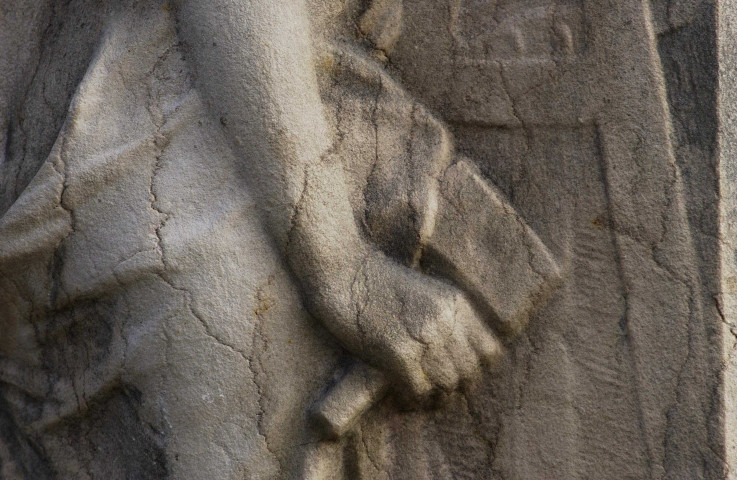 Monument à Just Becquet ; sculpture