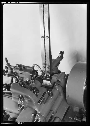 39MDT216 - Vue rapprochée d'une machine : négatif (noir et blanc).