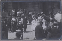 [Sortie de la messe à l'église Sainte-Madeleine de Besançon un jour de communions solennelles] [image fixe] , Besançon : Teulet, 1904/1908
