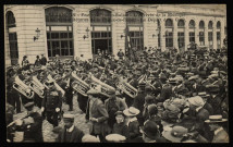 Besançon - Festival Franco-Suisse - L'arrivée de la Musique des Armes Réunies de la Chaux-de-Fond. - Le Départ de la Gare. [image fixe] , 1904/1929