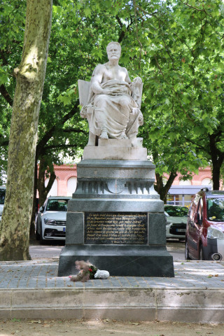 Monument ; Statue ; Monument à Victor Hugo