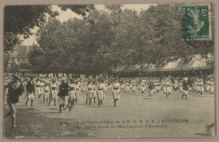Concours de Gymnastique de F. G. S. P. F. à Besançon - Le Défilé avant les Mouvements d'Ensemble. [image fixe] , 1904/1913