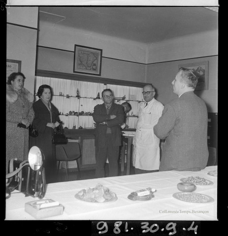 39MDT386 - Personnel de Lip à Palente (remise de médailles et pot de service) : négatif (noir et blanc).