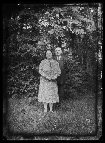 Couple, vu en pied, posant dans un jardin