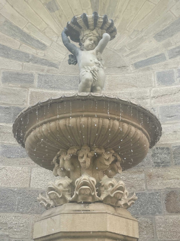 Fontaine ; Fontaine Hôtel de Ville