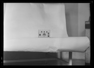 39MDT170 - Vue extérieure d'une horloge numérique sur secteur : négatif (noir et blanc).