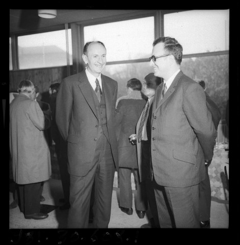 39MDT505 - Personnalités visitant Lip : négatif (noir et blanc).