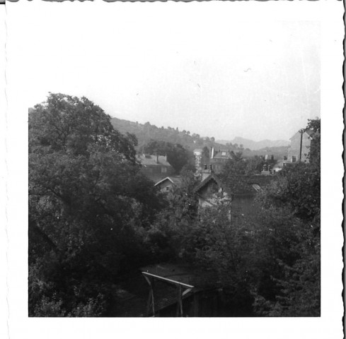 Vues de Besançon (usines Rhodiaceta, caserne Ruty, passerelle piétonne de Port Joint ; pont Robert Schwint) : 31 photographies noir et blanc.