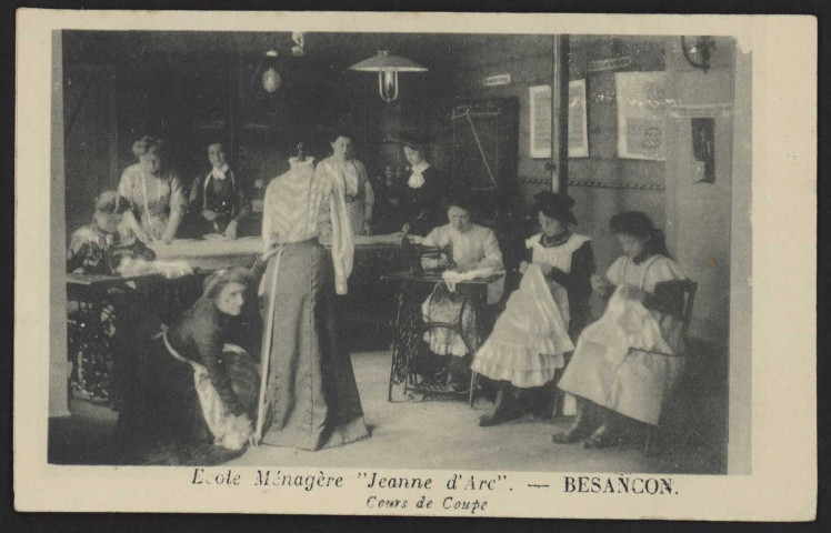 Cours de coupe : carte postale en noir et blanc [1905-1921].