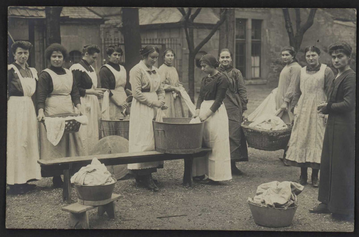 Cours de lessive dans la cour : carte postale en noir et blanc [1905-1921].