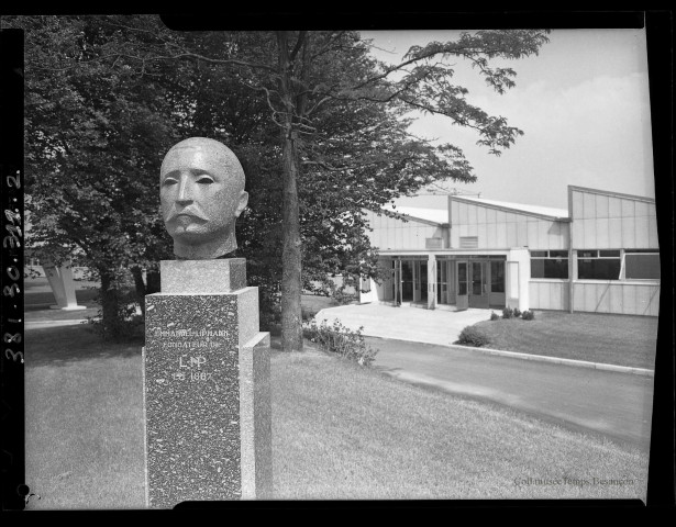 39MDT528 - Buste d'Emmanuel Lipmann devant l'usine de Palente : négatif (noir et blanc).
