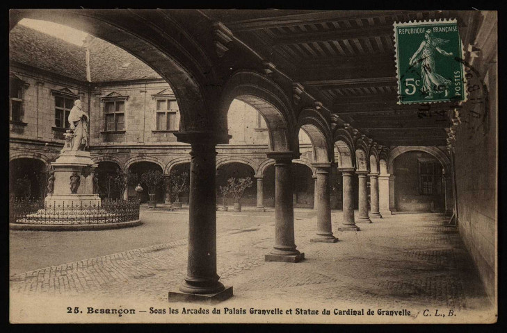 Besançon - Besançon - Sous les Arcades du Palais Granvelle et Statue Cardinal de Granvelle. [image fixe] , Besançon : Phototypie artistique de l'Est C. Lardier, Besançon (Doubs), 1903/1911