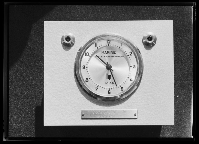 39MDT180 - Pendulette à quartz de marine 46005 réalisée avec la CSF : négatif (noir et blanc).